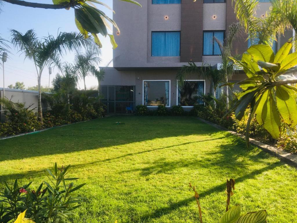 Golden Oasis Hotel Mahesana Exterior foto